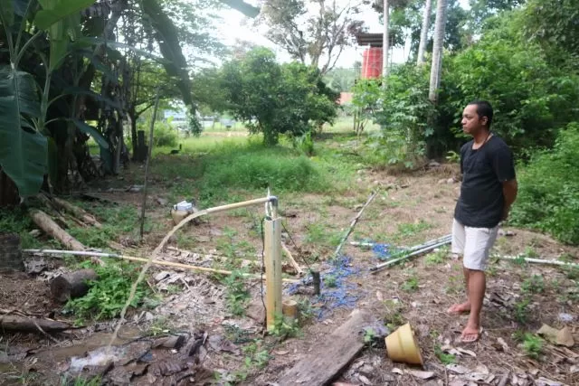BELUM BERFUNGSI: Salah satu warga memperlihatkan pembangunan sarana air bersih di Desa Lokpaikat RT 7 Kecamatan Lokpaikat. | Foto: Rasidi Fadli/Radar Banjarmasin