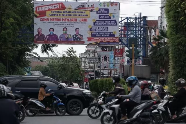 PAPAN REKLAME: Baliho bando di Jalan Lambung Mangkurat, difoto kemarin (5/6) sore. Sejumlah papan reklame di Jalan Ahmad Yani akan ditertibkan Satpol PP. | FOTO: WAHYU RAMADHAN/RADAR BANJARMASIN