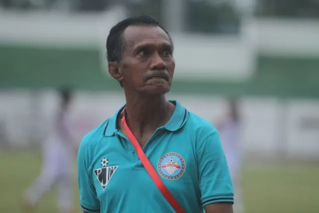 TAK BURU-BURU: Pelatih Martapura FC Frans Sinatra Huwae menilai bergulirnya Liga 2 memang penting. Namun keselamatan seluruh pemain dan semua yang terlibat jauh lebih penting.