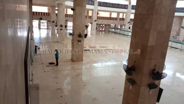 MASIH PERSIAPAN: Masjid Sabilal Muhtadin di Banjarmasin masih belum meneggelar Salat Jumat. Banyak masjid di Kalsel menggelar Salat Jumat perdana kemarin. | FOTO: M OSCAR FRABY/RADAR BANJARMASIN