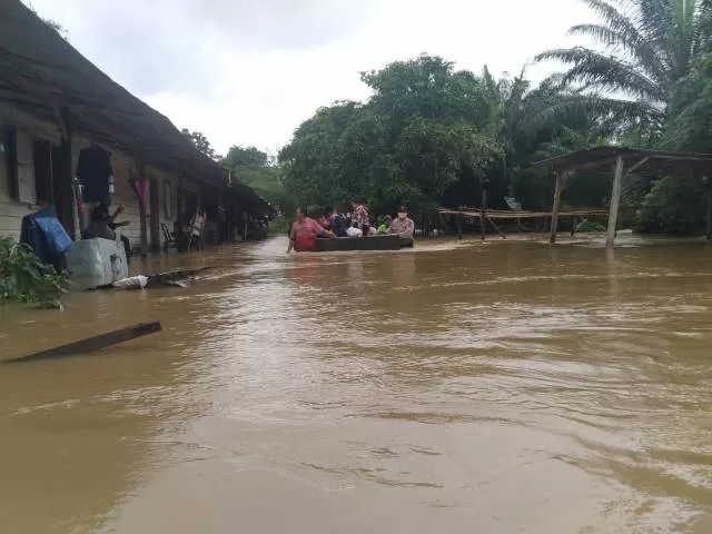 MUSIBAH BANJIR: Musibah banjir yang melanda Kecamatan Sungai Loban usai hujan deras yang mengguyur Kabupaten Tanah Bumbu, Sabtu (6/6) dini hari. | Foto: Camat For Radar Banjarmasin