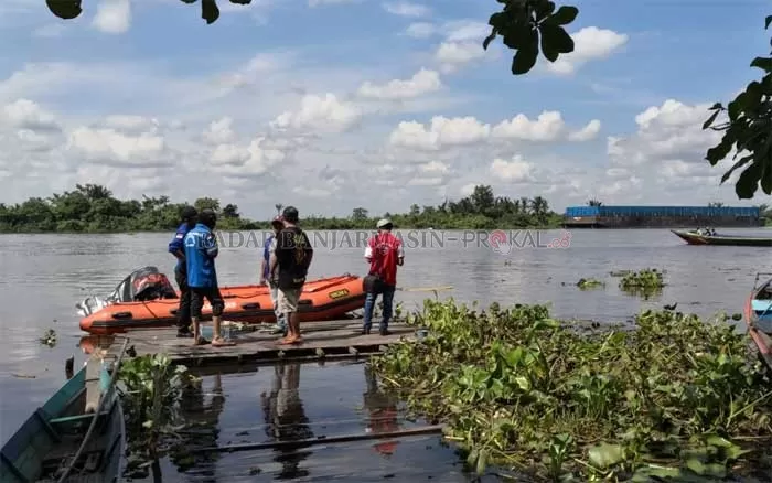 EVAKUASI: Proses evakuasi dua orang anak buah kapal (ABK) tenggelam di sungai Margasari Desa Sungai Salai Hilir Kecamatan Candi Laras Utara.