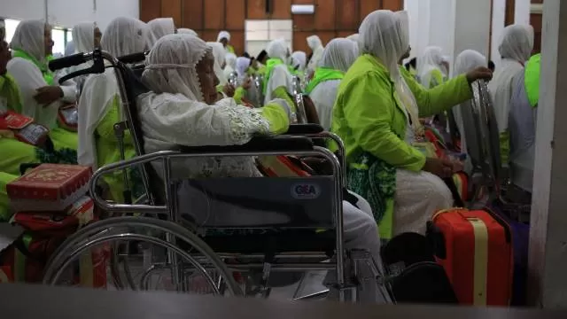 DITUNDA: Kantor Kemenag Kota Banjarbaru memastikan ada 170 CJH yang ditunda keberangkatannya di tahun 2020 ini. Foto diambil saat pelaksanaan tahapan keberangkatan haji tahun 2019 lalu di Asrama Haji Landasan Ulin Banjarbaru. | Foto: Muhammad Rifani/Radar Banjarmasin