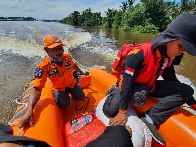 Tim relawan gabungan masih melakukan pencarian dua ABK Tugboat BSP 01 yang diduga tenggelam di Sungai Salai Hilir, Kecamatan Candi Laras Utara, Kabupaten Tapin. | Foto: BPBD Tapin For Radar Banjarmasin.