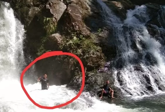 Detik-detik korban sebelum jatuh ke dasar air terjun. Ia sempat meminta rekannya untuk mengambil foto dari kejauhan. Foto: Istimewa