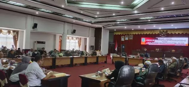RAPAT KERJA: DPRD Kabupaten HSS saat rapat kerja, Rabu (10/6) kemarin. Mereka tetap melakukan kunjungan kerja ke Kaltim.