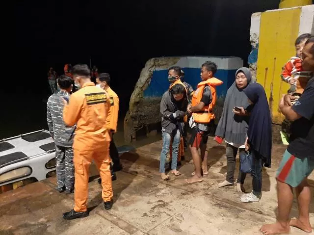BERENANG: Keluarga Suriansyah dievakuasi aparat. Kapal yang
 mereka tumpangi pecah tertabrak rongsokan kapal karam di kawasan perairan Batuladang, Pulau
 Laut Barat.