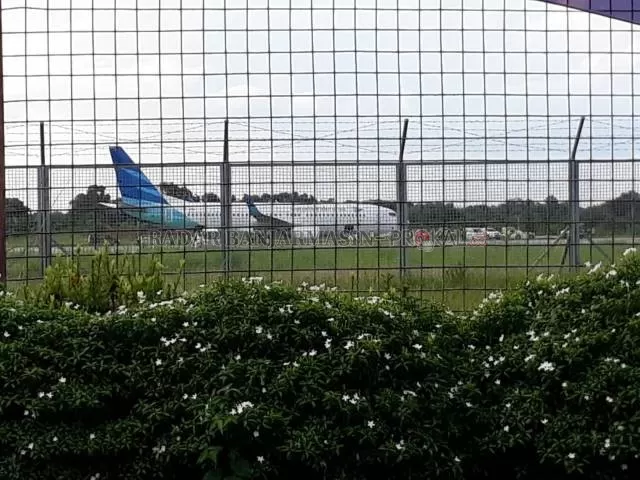 DIDUGA PECAH BAN: Salah satu pesawat milik maskapai Garuda Indonesia diduga mengalami insiden pecah ban di runway bandara Syamsudin Noor Banjarbaru, Kamis (11/6) sore. | FOTO: M RIFANI/RADAR BANJARMASIN