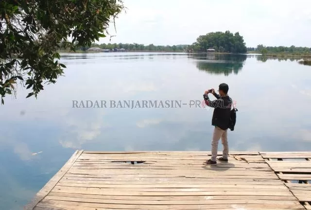 MASIH DITUTUP: Lanskap Danau Seran, salah satu tempat wisata di Kota Banjarbaru. Tempat-tempat wisata di kota ini belum diperbolehkan beroperasi meski PSBB sudah dicabut. | Foto: Muhammad Rifani/Radar Banjarmasin