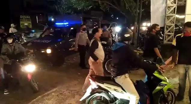 Suasana Kafe De Kopi Arwana di Jalan Pangeran Hidayatullah sesaat setelah kejadian.