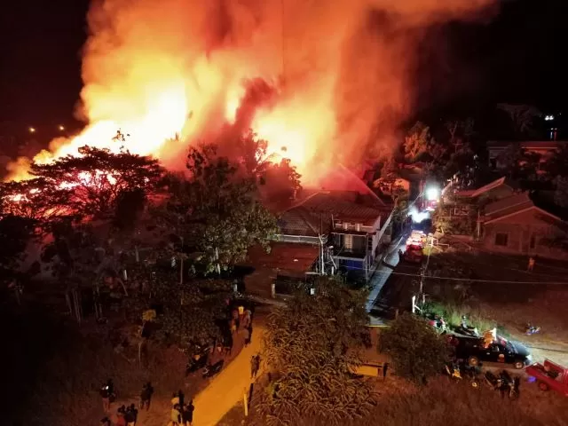 BERKOBAR: Barisan pemadam kebakaran memadamkan api yang membakar gudang kosong PT. Hutama Karya. | Foto: Ahmad Mubarak/Radar Banjarmasin