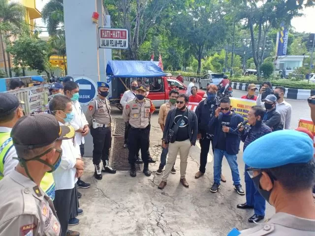 Kantor PLN Cabang Banjarmasin di Jalan Lambung Mangkurat didatangi sekelompok warga, kemarin (15/6) pagi. Mereka memprotes tagihan listrik yang 