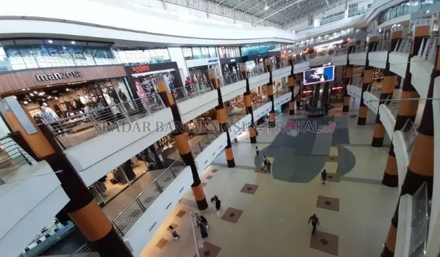 MASIH BELUM PULIH: Suasana di pusat perbelanjan Duta Mall di Banjarmasin, kemarin. Pengunjung belum sepenuhnya kembali. | FOTO: WAHYU RAMADHAN/RADAR BANJARMASIN