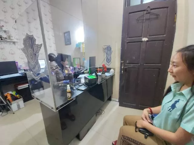 RUANG SIM: Suasana layanan SIM di Polres Banjarbaru, kemarin. Bagi masyarakat yang masa berlaku SIM-nya habis pada Maret hingga Mei 2020, tak perlu khawatir. Pasalnya, pihak kepolisian memberikan dispensasi perpanjangan SIM. | FOTO: SATLANTAS POLRES BANJARBARU