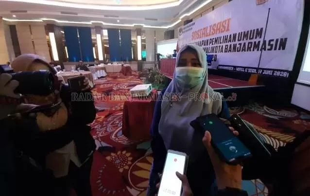 KETERANGAN PERS: Ketua KPU Banjarmasin, Rahmiaty Wahdah ketika diwawancarai awak media, kemarin (17/6). | FOTO: WAHYU RAMADHAN/RADAR BANJARMASIN
