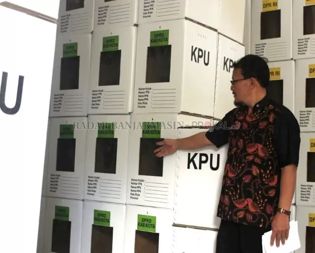 LOGISTIK: Komisioner KPU Banjarbaru saat mengecek logistik Pemilu 2019 lalu. | FOTO; MUHAMMAD RIFANI/RADAR BANJARMASIN