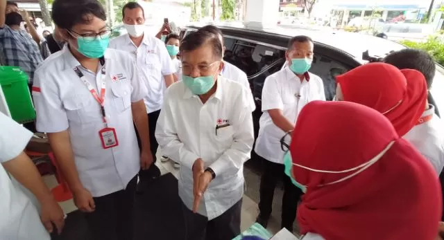 MANTAN WAPRES: Sebelum memasuki kantor PMI Kalsel, Ketua Umum PMI Jusuf Kalla menjalankan protokol seperti pengecekan suhu tubuh dan membersihkan tangan dengan hand sanitizer.
