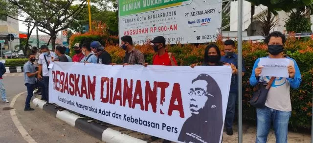 Kemarin (18/6) di perempatan Kantor Pos, Jalan Lambung Mangkurat, mahasiswa dan jurnalis membentang spanduk bertuliskan 'Bebaskan Diananta'.