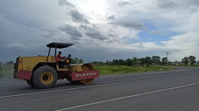 ALAT BERAT: Satu unit alat berat mulai bekerja di lokasi pembangunan jalan akses Bandara Internasional Syamsudin Noor, kemarin. | FOTO: SUTRISNO/RADAR BANJARMASIN