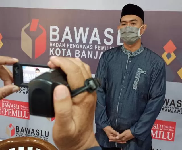 PERLU APD: Ketua Bawaslu Banjarbaru, Dahtiar menyampaikan kebutuhan anggaran tambahan untuk pembelian APD.
