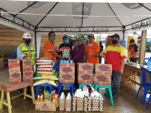 KEPEDULIAN: PT Arutmin Indonesia (Arutmin) bersama Keluarga PPM Kintap (KPK) menyerahkan bantuan sembako di dapur umum lokasi terdampak banjir di Desa Kintapura.