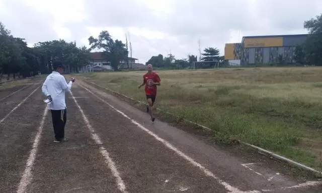 CATAT WAKTU: Suasana tes fisik atlet difabel NPC Kalsel untuk masuk skuat Pelatprov Atletik Kalsel menuju Peparnas Papua.
