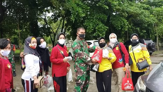 HIDUP SEHAT: Personel Formi Kota Banjarmasin berolahraga sambil membagikan masker, hand sanitizer, dan vitamin di sekitar jalan protokol Kota Banjarmasin, belum lama tadi.