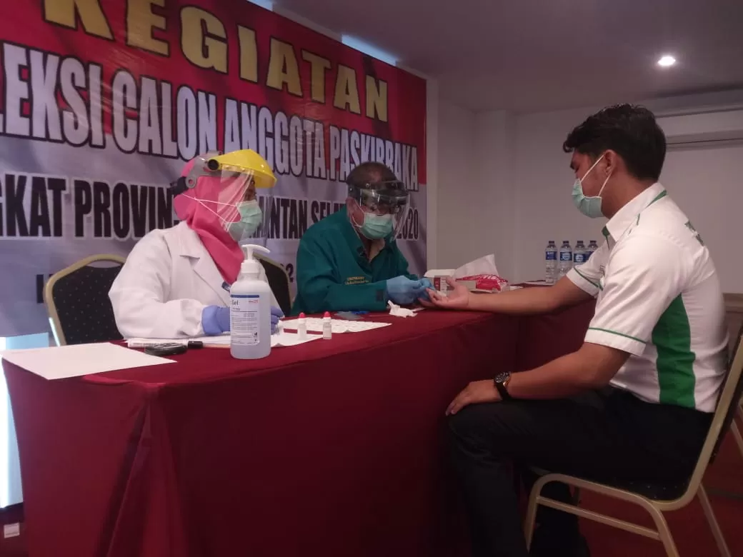 AMBIL DARAH: Petugas kesehatan melakukan rapid test kepada personel panitia pelaksana seleksi Paskibra Kalsel 2020 di Zuri Express Hotel Banjarmasin, Senin (22/6).
