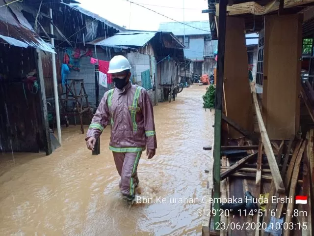 MELUBER: Beberapa kawasan kelurahan Cempaka di Kecamatan Cempaka tergenang usai diguyur hujan deras pada Selasa (22/6) pagi. | Foto: Polsek Banjarbaru Timur for Radar Banjarmasin