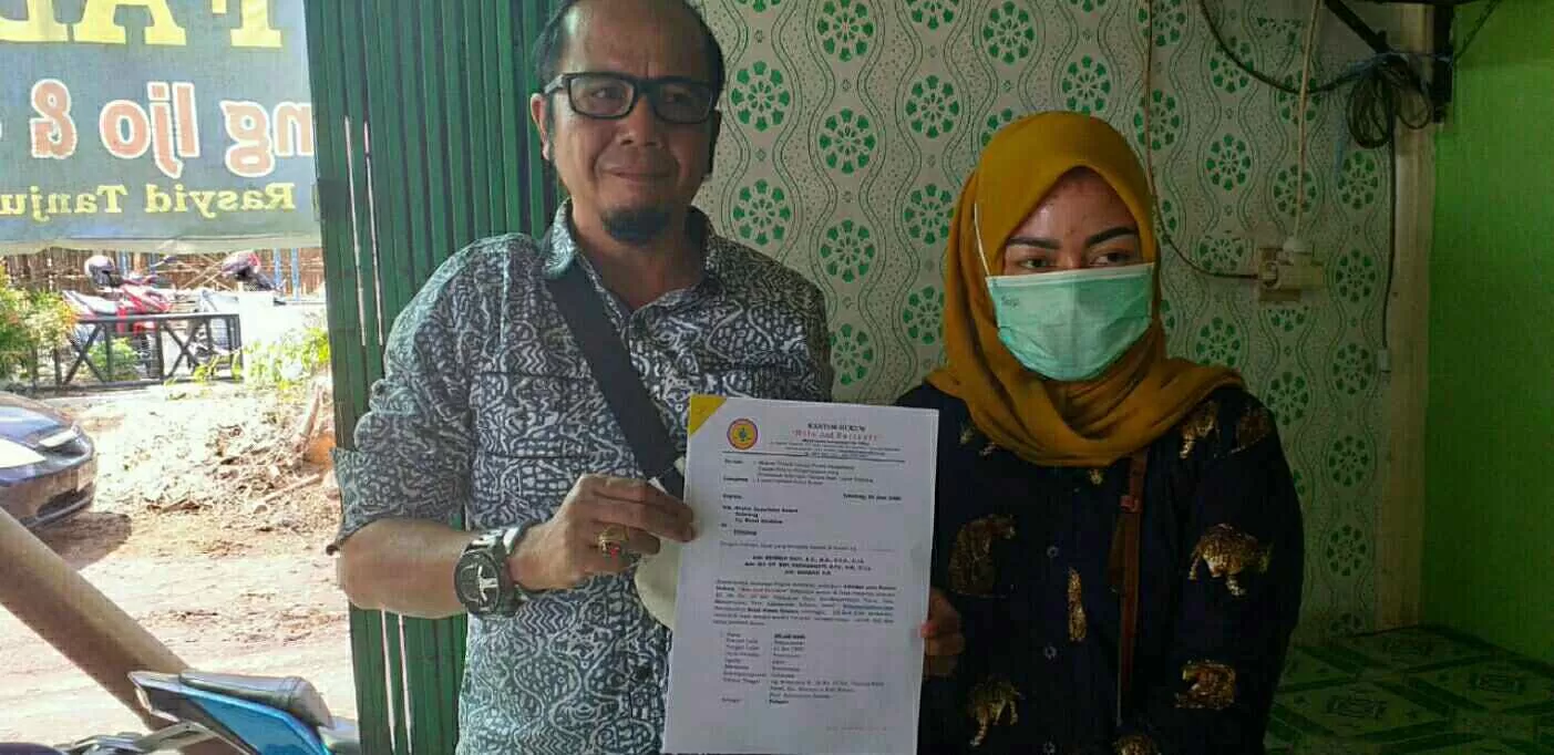 TAK BERDAMAI: Pengacara korban, Kusman Hadi dan istri korban penganiayaan sipir Lapas Tanjung, Nilam Sari melihatkan surat permohonan tak berdamai. 