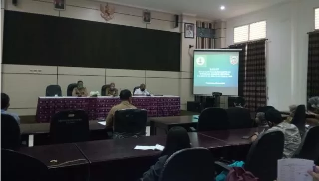 SERIUS: Suasana rapat koordinasi penanganan lahan gambut Kalsel di Aula DLH Kalsel, di Banjarbaru, belum lama tadi.