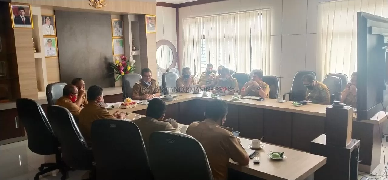 RAKOR: Bupati Balangan Ansharuddin (tengah) saat memimpin rapat pembentukan tim KIE. | FOTO: WAHYUDI/RADAR BANJARMASIN