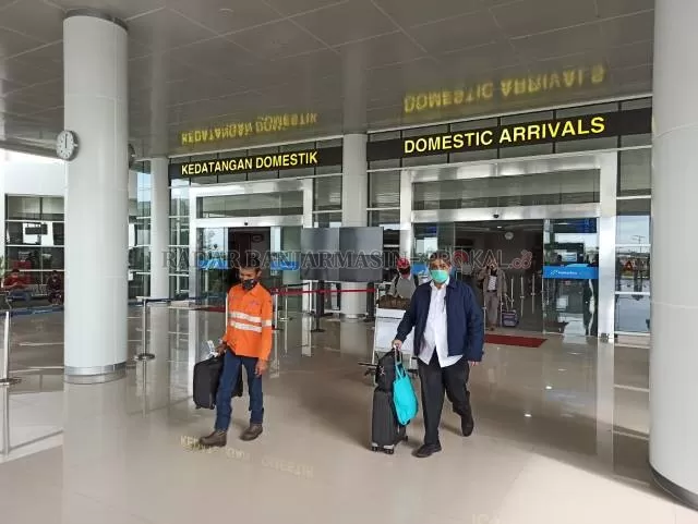 HAMPIR NORMAL: Suasana terminal kedatangan di Bandara Internasional Syamsudin Noor, kemarin. Jumlah penumpang dalam beberapa pekan terakhir meningkat cukup signifikan. | FOTO: SUTRISNO/RADAR BANJARMASIN