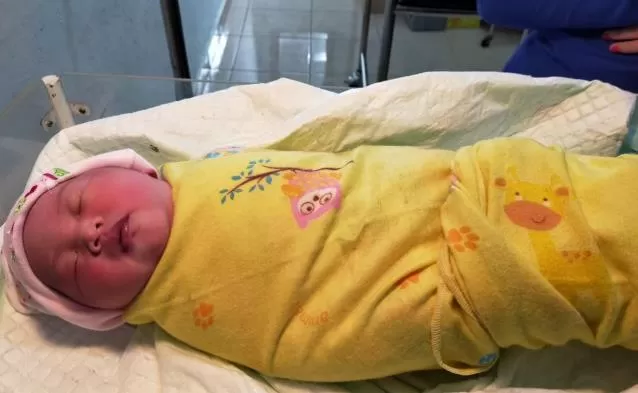 SEHAT: Kondisi bayi saat ditemukan dan sudah dalam mendapatkan perawatan di Puskesmas Muara Uya.