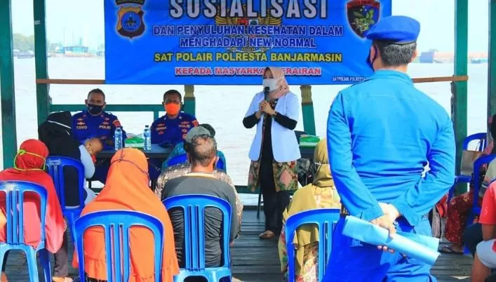 Polair Polresta Banjarmasin menyuluh warga Alalak Selatan di Pos Terapung Multifungsi Banjarmasin Utara, kemarin (25/6).