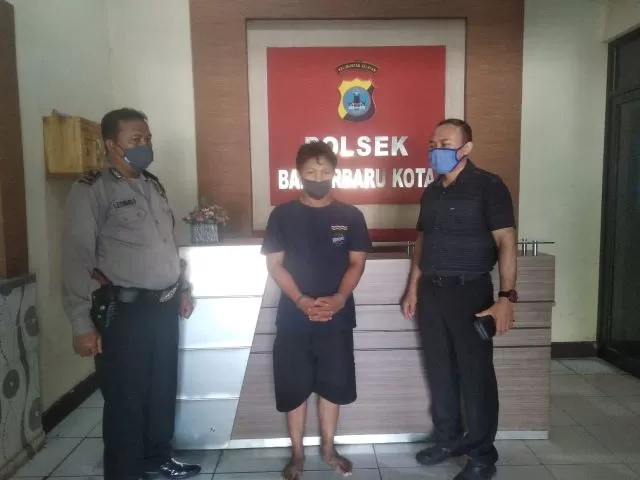 PASRAH: MN (tengah), remaja berusia 19 tahun yang mencuri uang wakaf masjid di salah satu perumahan elit di wilayah Loktabat Utara Banjarbaru diamankan pihak kepolisian usai aksinya tepergok. | Foto: Polsek Banjarbaru Kota for Radar Banjarmasin