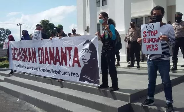 AKSI SOLIDARITAS: Aktivis dan jurnalis berunjuk rasa di depan gedung Pengadilan Tinggi Banjarmasin di Banjarbaru.