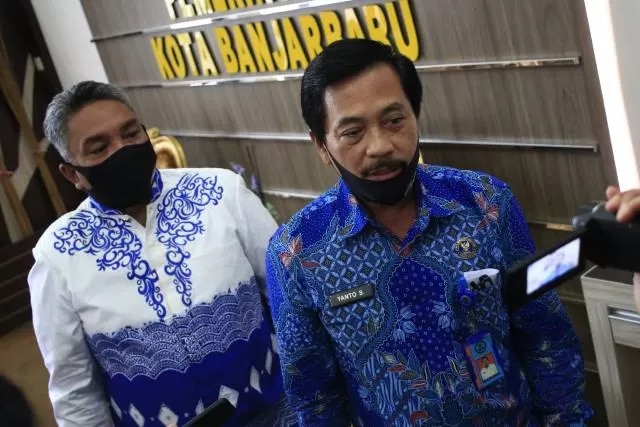 JADI ATENSI: Plt Kepala BNN Kota Banjarbaru, Kompol Yanto (kanan kemeja biru) bersama Wali Kota Banjarbaru, Nadjmi Adhani ketika peringatan HANI 2020 kemarin (26/6). | Foto - Muhammad Rifani/Radar Banjarmasin