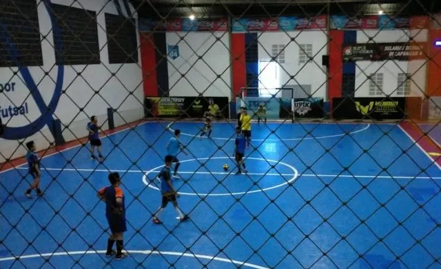 SELALU WASPADA: Dengan penerapan protokol kesehatan yang ketat, tim futsal dari komunitas Euro Futsal merasa aman bermain futsal di Upik Futsal Banjarmasin.
