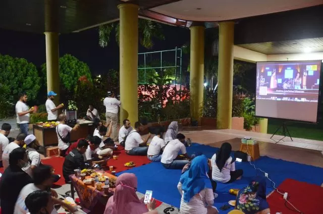 NONTON: Pegawai internal BNN Kota Banjarbaru menonton konser virtual dalam rangka Hari Anti Narkoba Internasional (HANI) 2020 di depan kantor di Jln Trikora, Banjarbaru. | Foto: BNN Kota Banjarbaru for Radar Banjarmasin