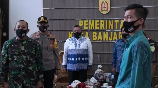VIRTUAL: Wali Kota Banjarbaru Nadjmi Adhani saat mengikuti peringatan Hari Anti Narkotika Internasional (HANI) 2020, yang digelar oleh Badan Narkotika Nasional (BNN) RI secara virtual dari Jakarta. | FOTO: HUMAS DAN PROTOKOL PEMKO BANJARBARU