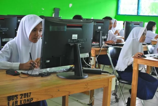 Para siswa SMPN 4 Banjarbaru saat belajar di sekolah beberapa waktu lalu. Hingga kini, belum ada keputusan kapan sekolah dan pesantren bisa kembali dibuka untuk aktivitas belajar dan mengajar di tengah pandemi Covid-19. | DOK/RADAR BANJARMASIN
