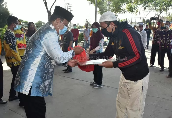PEDULI: Gubernur Kalimantan Selatan Sahbirin Noor memberi bingkisan kepada para pasien yang berhasil sembuh, Kamis (25/6) pagi kemarin