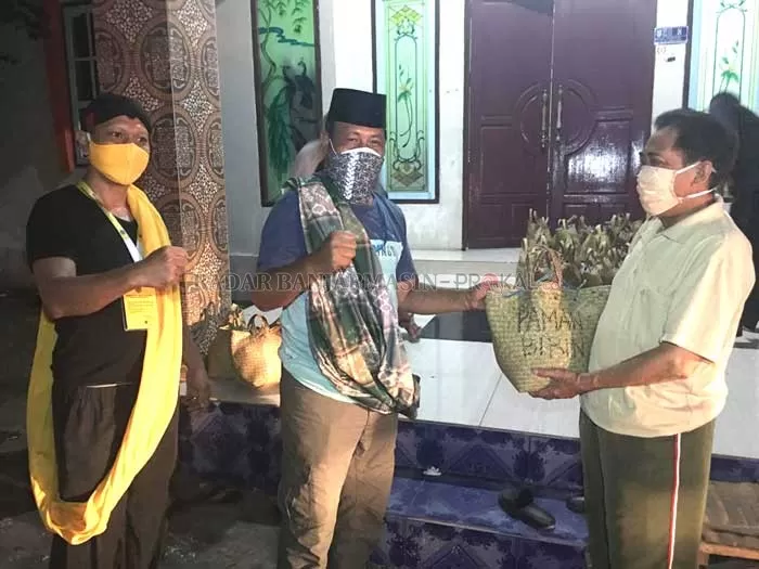 BERI BANTUAN: Gubernur Kalsel Sahbirin Noor menyerahkan bantuan ke warga Simpang Empat, Kabupaten Banjar, dini hari kemarin.