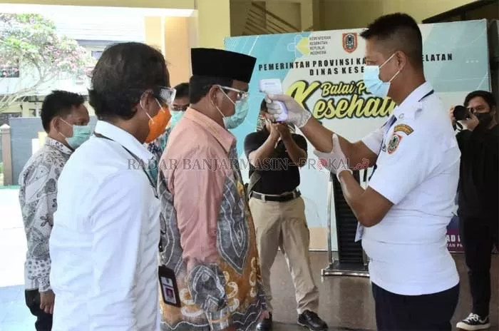 DIUJI SUHU: Gubernur Kalsel Sahbirin Noor diukur suhu tubuh di Aula gedung Bapelkes Banjarbaru, Kamis (11/6) siang.