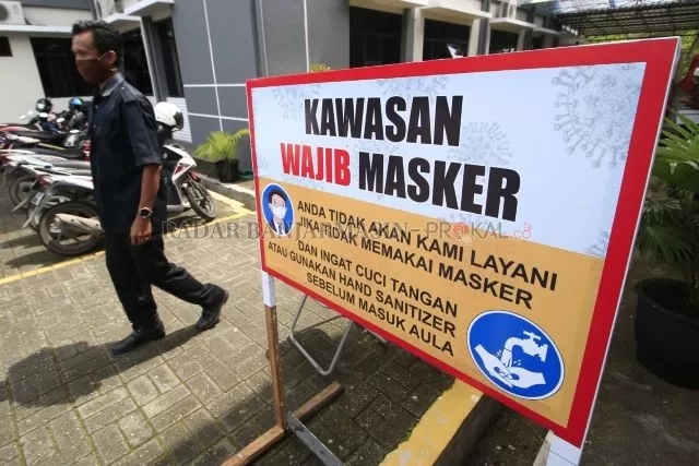 RAWAN TERTULAR: Tanpa mengenakan masker, pelayanan di kantor Dinas Pendidikan Kota Banjarbaru bakal ditangguhkan demi alasan keamanan. | Foto: Muhammad Rifani/Radar Banjarmasin