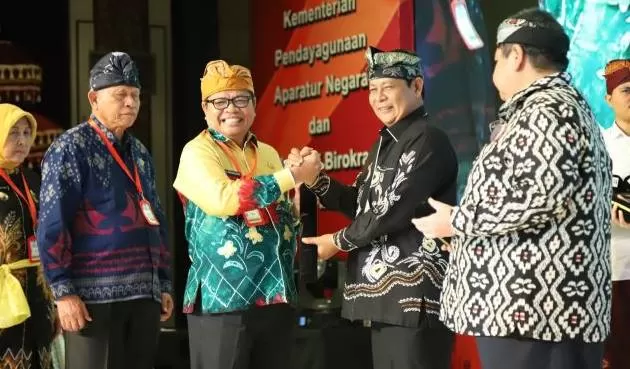 PENGHARGAAN - Bupati Balangan Ansharuddin menerima penghargaan Opini SAKIP 2019 dari Kemenpan RI yang diserahkan Gubernur Kalsel H Sahbirin Noor.