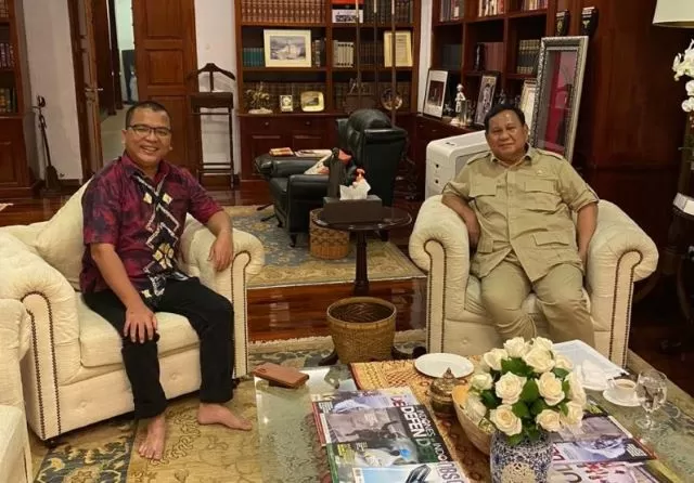 GENCAR LOBI PUSAT: Denny Indrayana saat melobi Ketua Umum Gerindra, Prabowo Subianto, Senin (29/6) malam. | FOTO: IST/DENNY INDRAYANA