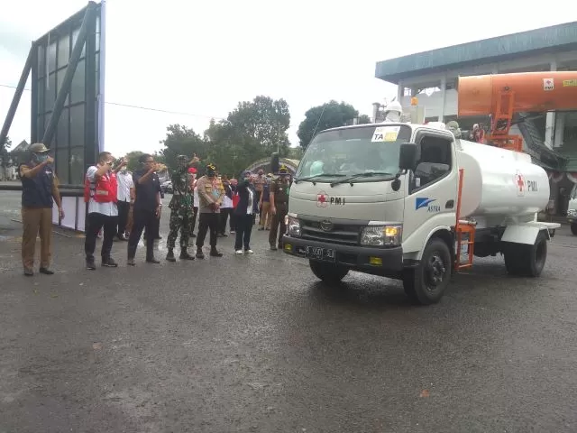 DISINFEKTAN: Bupati Tala Sukamta melepas rombongan Mobil Gunner Spraying untuk melakukan penyemprotan Disinfektan di jalan protokol Kota Pelaihari.