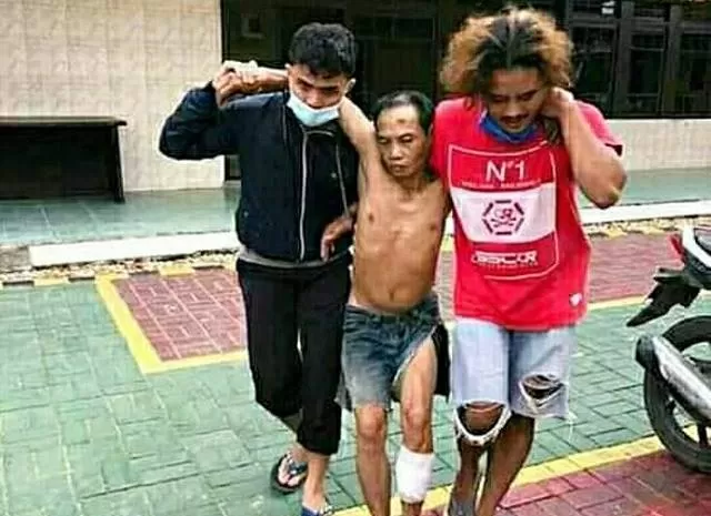 DIBOPONG: Pelaku Pembunuhan di Batang Alai Utara Kabupaten Hulu Sungai Tengah saat dibawa ke Polres HST. | Foto: Netizen For Radar Banjarmasin.